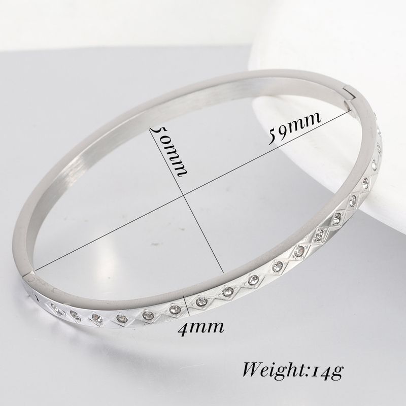 Bracciale ovale in acciaio inossidabile da 4 mm di larghezza con motivo a rombo inciso e pietre di zircone per donna_voghion.com