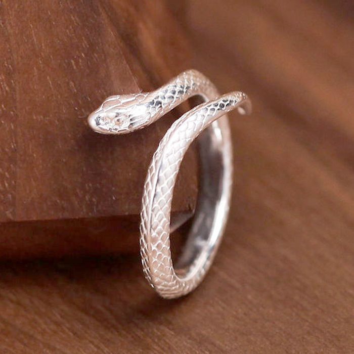 Anello in argento alla moda a forma di serpente retrò, stile punk regolabile, gioielli da donna 2024_voghion.com