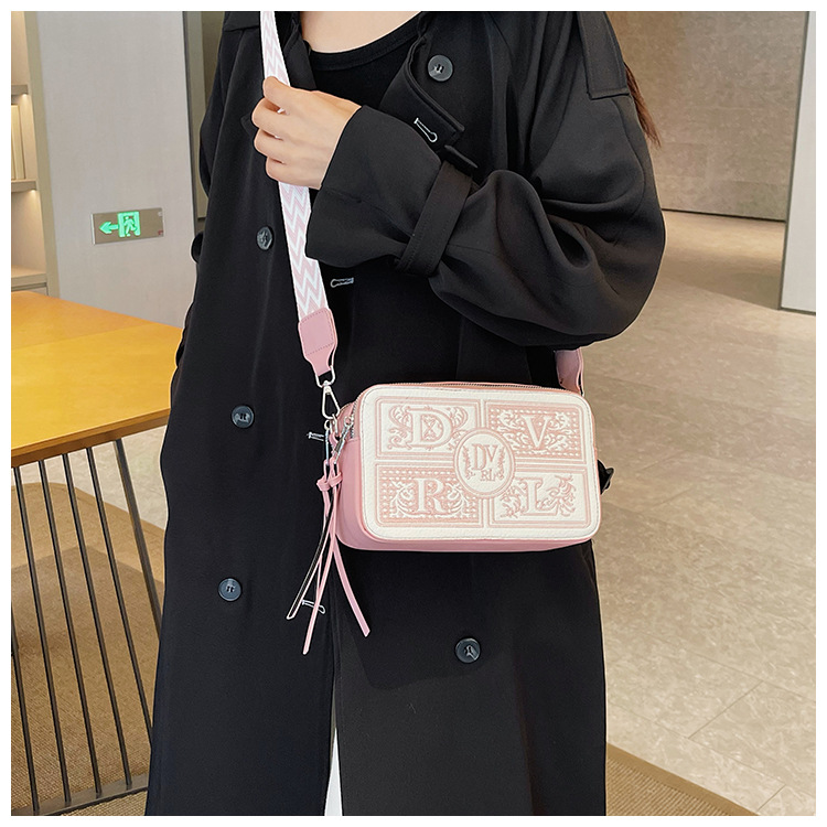 Sac pour appareil photo brodé de conception de Niche pour femmes, nouveau style transfrontalier, petit sac carré haut de gamme, sacs à bandoulière polyvalents, 2024_voghion.com