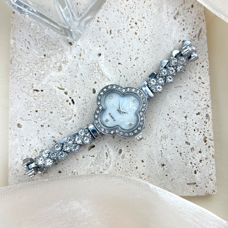 Fashionabla kvartsklocka med diamantinläggning med fyrklöver för kvinnor_voghion.com