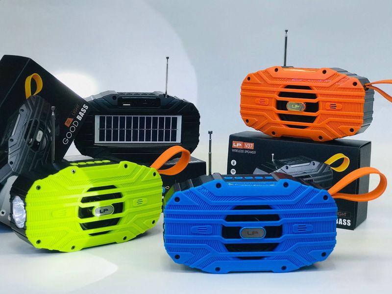 LP-V37 Handheld Bluetooth 8W 3-Zoll Lautsprecher Extern FM Antenn Solar ugedriwwen nofëllbar Taschenlamp_voghion.com
