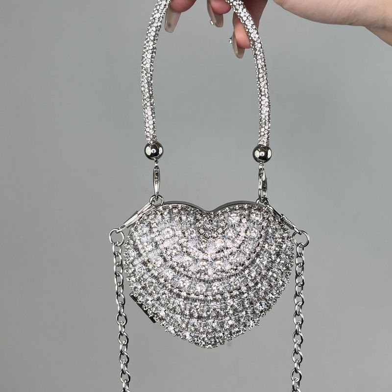 Borsa a tracolla da sera da donna con mini catena a cuore e strass, nuova moda 2024_voghion.com