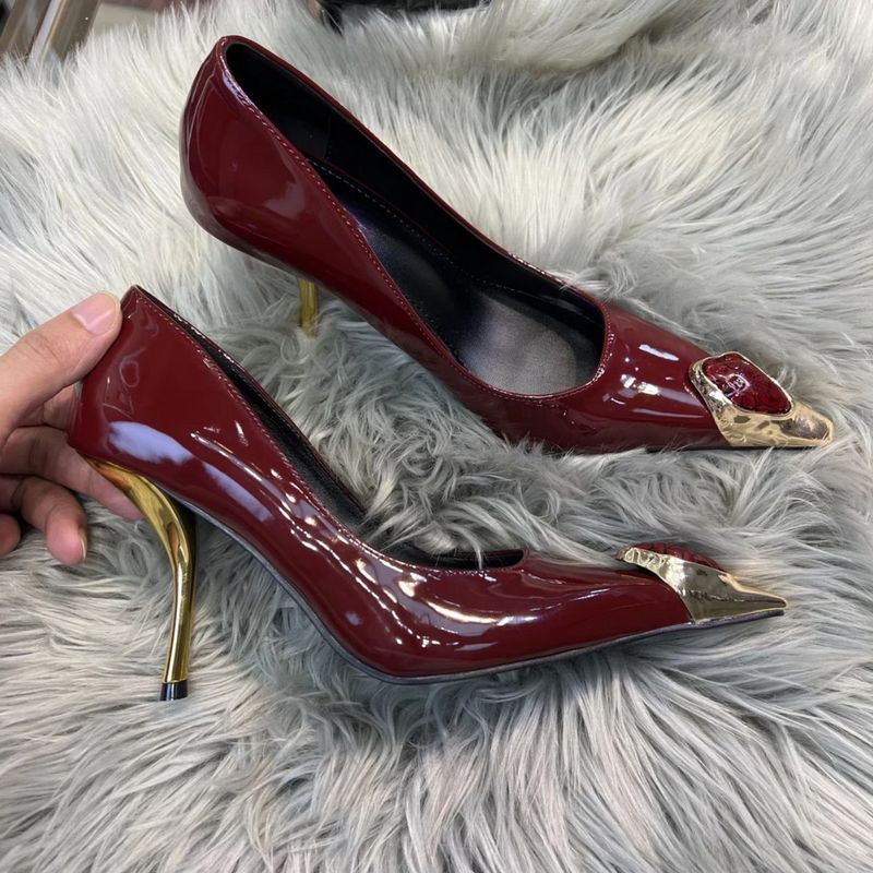 Burgunderrote, sexy High Heels für Damen mit Strasssteinen, goldenen Absätzen, spitzer Zehenpartie und Lackleder_voghion.com