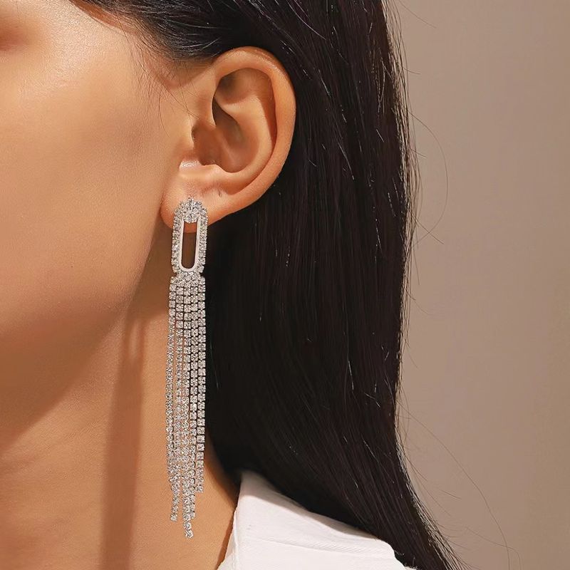 Orecchini di diamanti con nappe esagerate, orecchini lunghi da sera leggeri e di lusso con diamanti_voghion.com