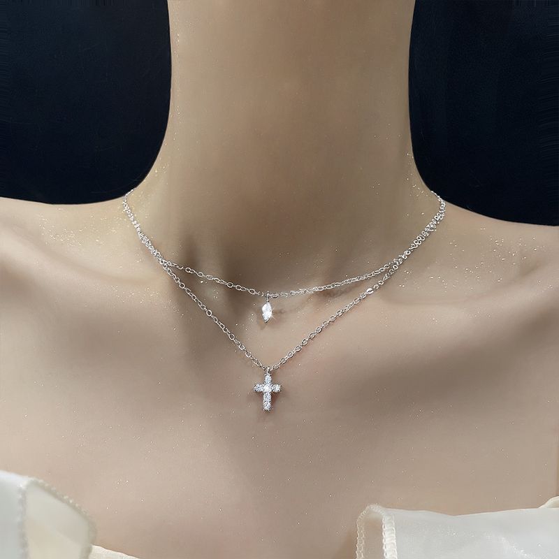 Gu Mao Ning – Exquisite, doppellagige Halskette mit gestapeltem Kreuzanhänger im Streetstyle-Stil mit Wassertropfen-Zirkonia (High-End)_voghion.com