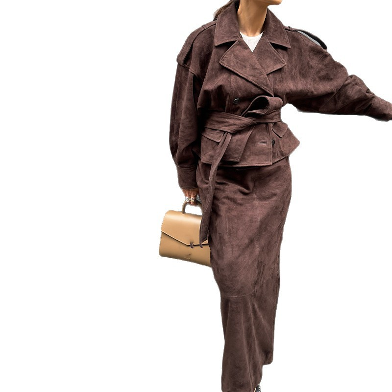 Completo da donna con trench corto, gonna midi e colletto a tacca in pelle scamosciata retrò - Abbigliamento casual da ufficio autunnale, comodo ed elegante_voghion.com