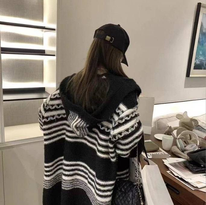 K Retro Wave Stripe Sweater; Black And White Color-blocked Cardigan; Loose Mid-length Knitted Jacket; Hooded Coat For Women_voghion.com