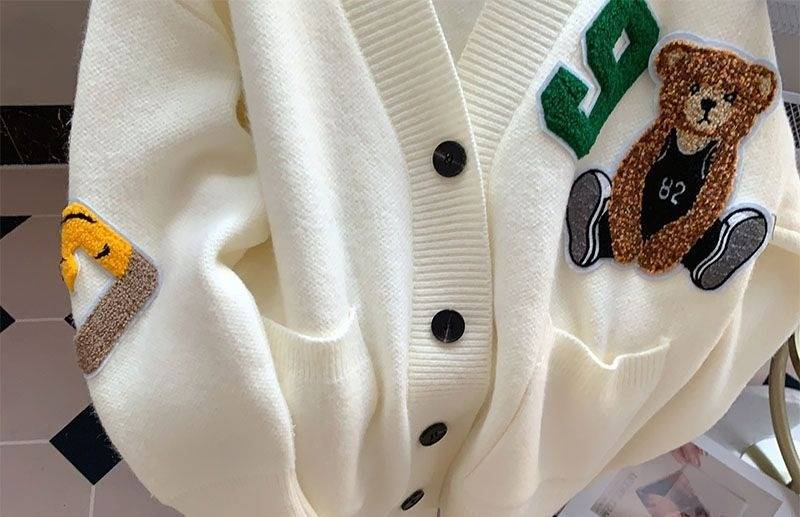 Teddybär-Cardigan mit V-Ausschnitt – Übergroßer Strickpullover aus Acryl (Einheitsgröße) – Weicher und gemütlicher Campus-Chic in Creme/Rot/Marineblau_voghion.com