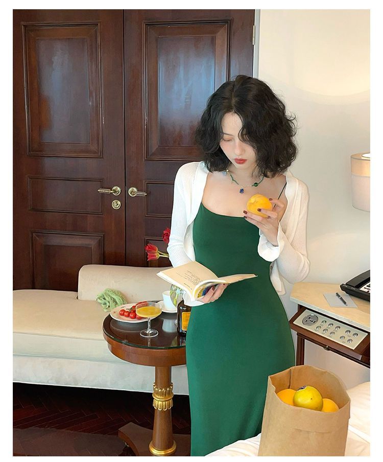 Französisches Kleid mit Spaghettiträgern, hoher Taille, schlankmachendem Bodycon, Pure Desire Base 2025_voghion.com