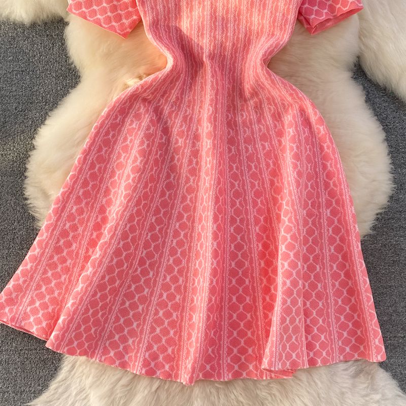 Abito da donna in maglia jacquard a maniche corte con scollo a V e vita snellente_voghion.com
