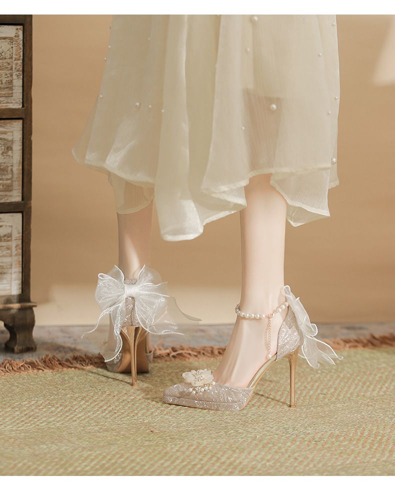 Décolleté minimaliste con dettagli in perle - Cinturino alla caviglia trasformabile (dalla cerimonia in chiesa al banchetto, soletta imbottita)_voghion.com