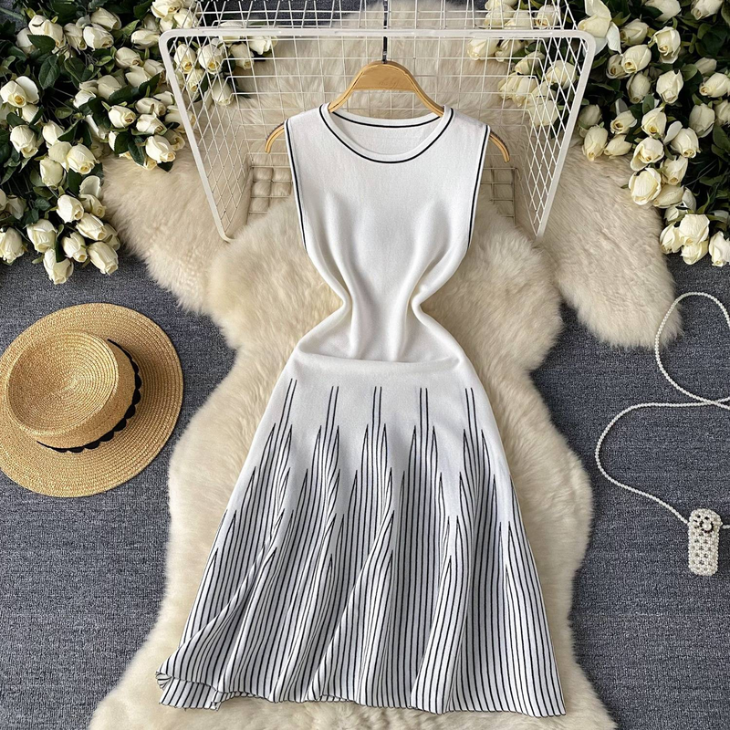 Damenbekleidung Einfaches ärmelloses Rundhals-Strickkleid mit Streifenmuster, weibliches Sommer-Taillen-Design, Nischen-Feen-Rock in mittlerer Länge_voghion.com