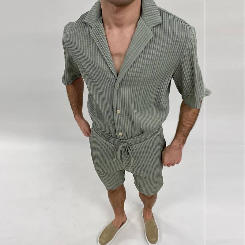 Ein zweiteiliges Set aus lockerem und modischem gestreiftem Kurzarmhemd und Shorts für den lässigen Herrensport im Sommer_voghion.com