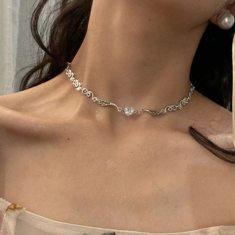 Nuovi arrivi 2025 Collana girocollo color argento per ragazza e donna con cuore, collana alla moda irregolare, gioielli alla moda all'ingrosso_voghion.com