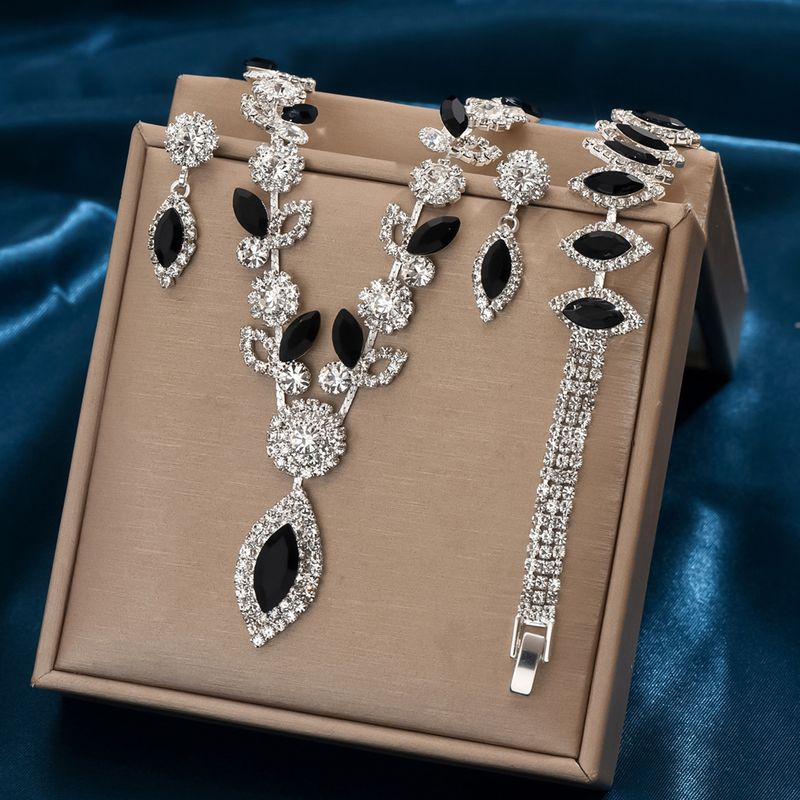 Set di gioielli da donna, gioielli di moda all'ingrosso, set di gioielli da sposa con fiori in cristallo bianco, collana, accessori per abiti da sposa e banchetti alla moda._voghion.com