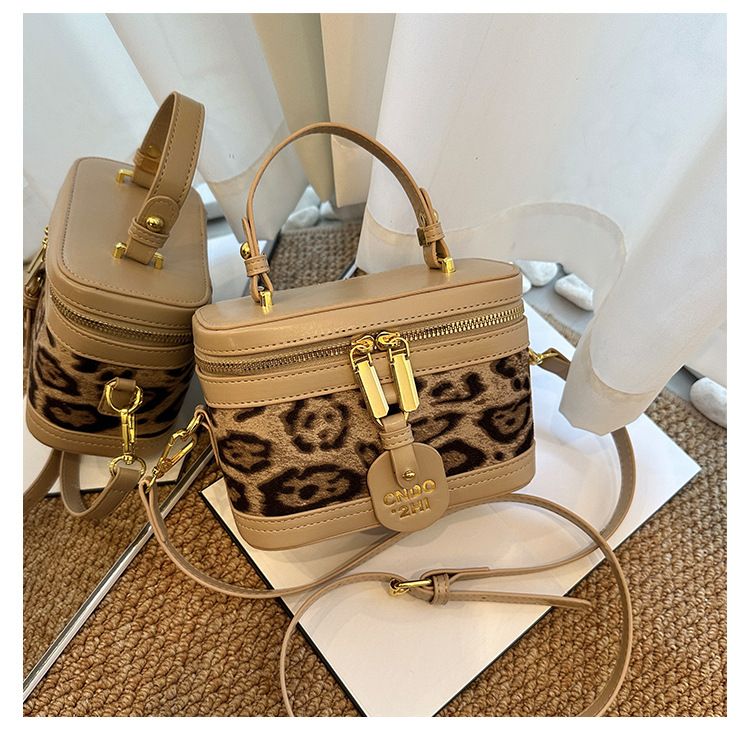 Leopard print hand-held box, woolen small square bs, plaid contrasting mouth red envelope, single shoulder crossbody_voghion.com