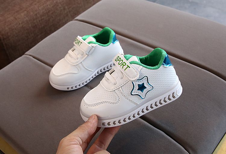 Chaussures de sport lumineuses pour enfants, édition coréenne, petites étoiles blanches à cinq branches, chaussures de marche pour bébés étudiants, nouvelle collection 2024_voghion.com