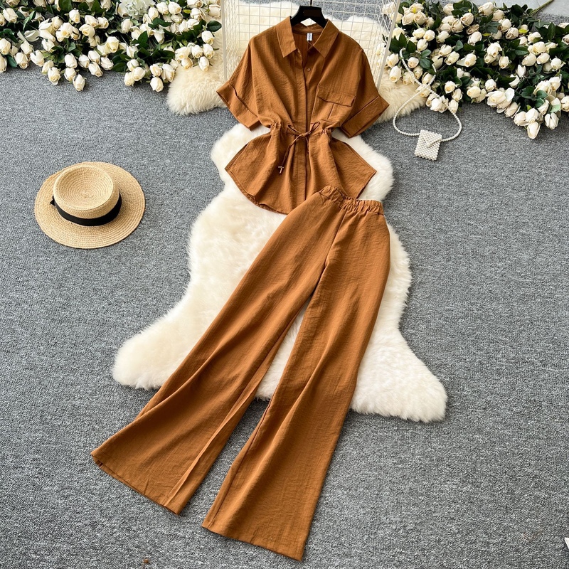 Completo da donna in due pezzi con vita allacciata e versatile camicia a maniche corte con vita alta e pantaloni dritti e aderenti a gamba larga_voghion.com