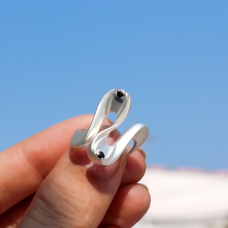 Schwarzer Onyx-Ring mit fließender Wellenform – Verstellbarer Ring in elegantem Silber mit geometrischem Muster für Damen, minimalistisch-boho-chic_voghion.com