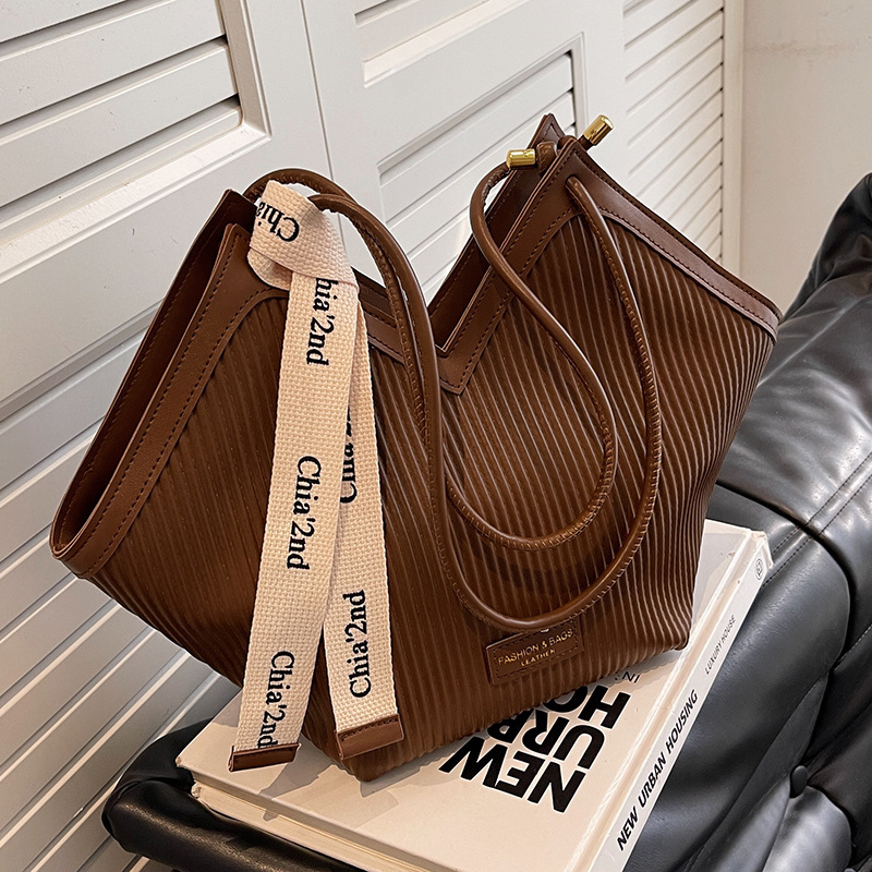 2025 New Vertical Striped Women's French Casual Korean Commuter Fashion Shoulder Large Heart-shaped Tote Bag_voghion.com