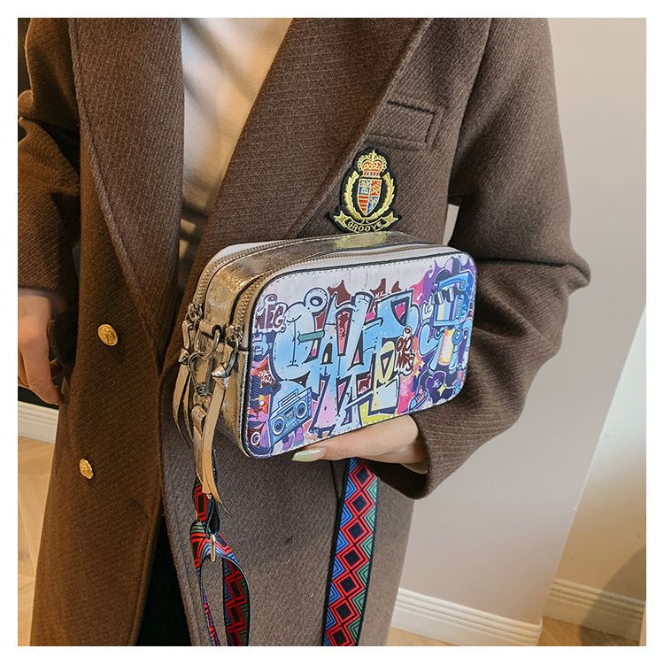 La popolare borsa a tracolla con tracolla larga a contrasto con graffiti personalizzati per donna, estate 2024, della fotocamera di quest'anno_voghion.com