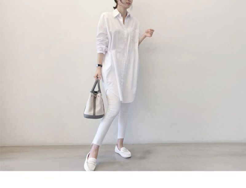 Camicia bianca casual ampia alla moda da donna con un cappotto da scolaretta base_voghion.com