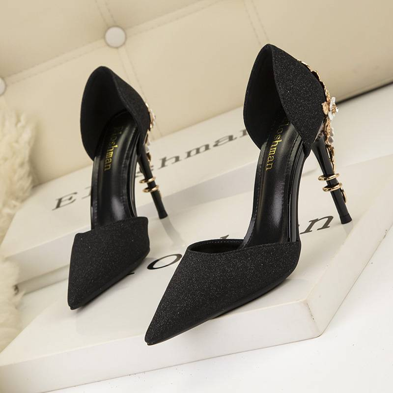 The Party Is Paired With An Iron Diamond Shoe Bag Hollowed Out High-heeled Round Toe Sandals And A Stylish Dinner Set_voghion.com