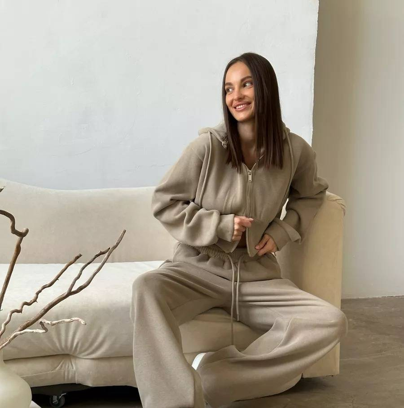 Completo da donna con felpa con zip e pantaloni larghi – Due pezzi streetwear monocromatici (7 toni neutri) coordinato urban athleisure_voghion.com