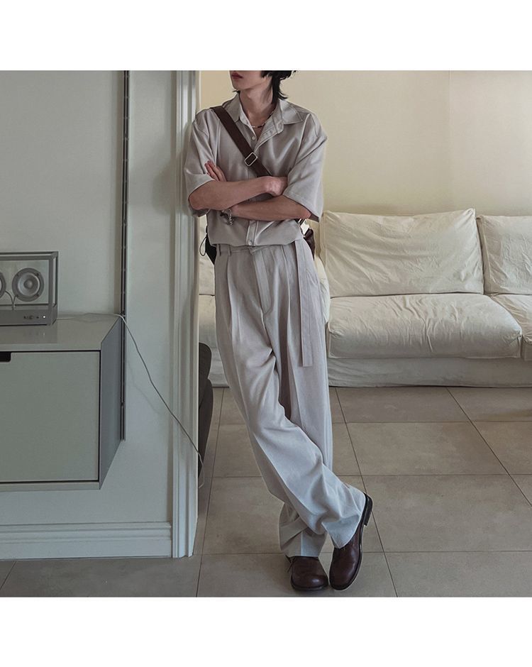 Completo casual da ufficio ispirato: camicia a maniche corte con spalle scese e pantaloni dritti e comodi, leggero misto poliestere-lino per l'estate_voghion.com