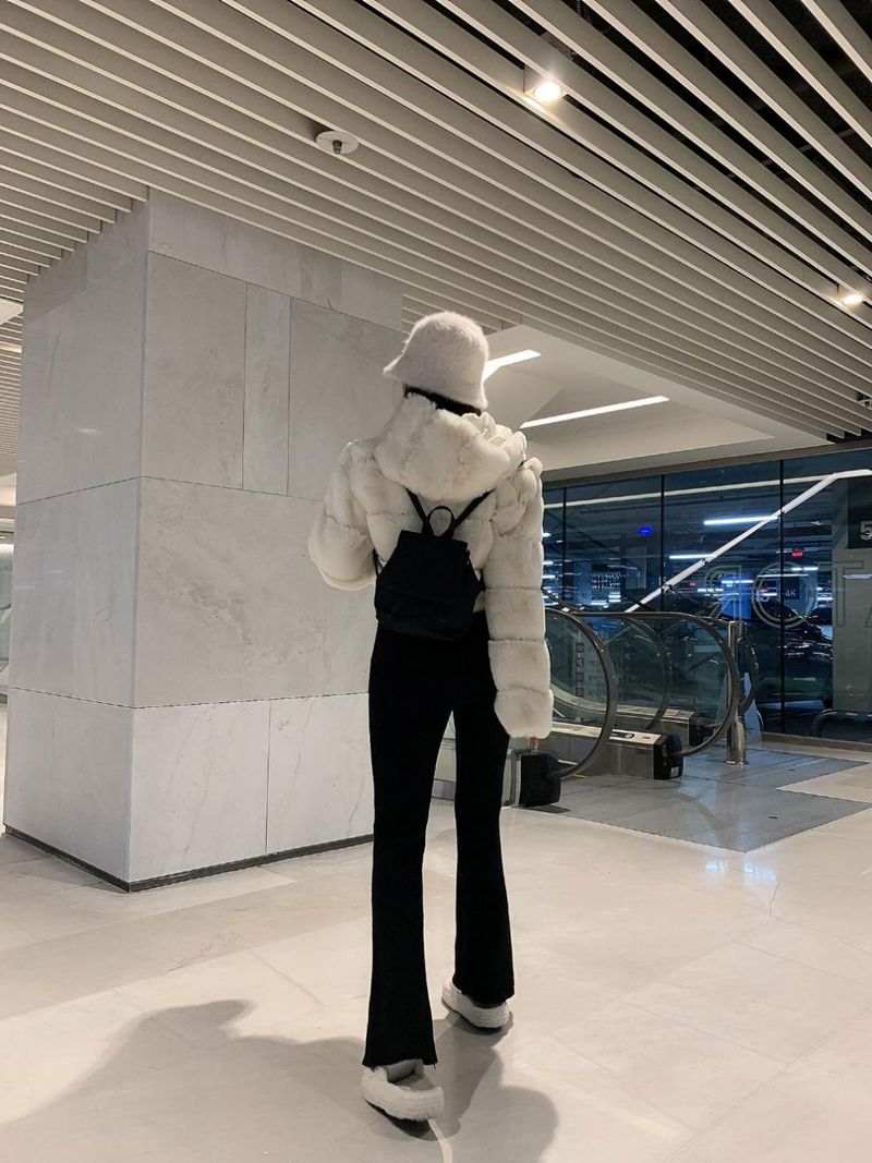 Damenbekleidung Wintermantel im französischen Stil aus Kunstnerz, verdickt, warm, modisch, flauschiger Kaninchenfellmantel mit Kapuze_voghion.com