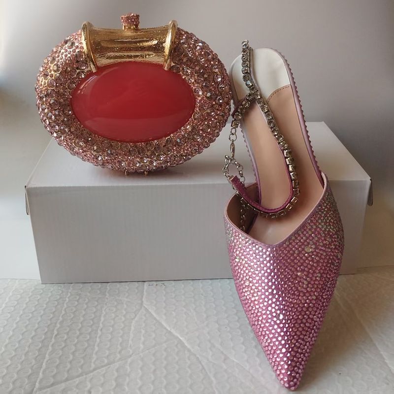 Komplettset mit spitzen Damenschuhen mit Kristallen, spitzen Stiletto-High Heels und Abendtasche aus Kristallen für Damen_voghion.com