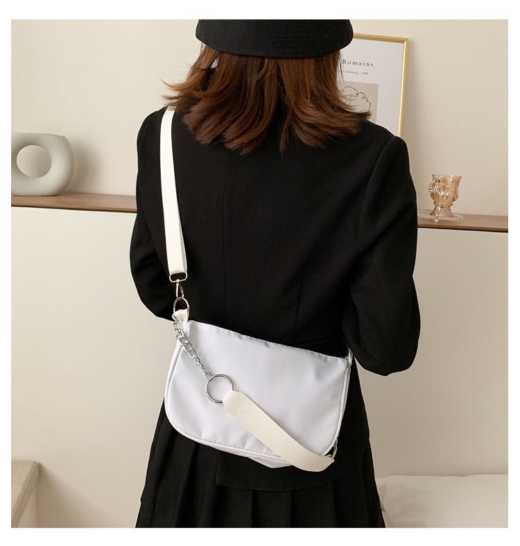 Niche Design Bag Damen 2023 Summer Nei Netz Rout Nylon Ënneraarmtasch High-End Sense One-Shoulder Handtasch mat Ketten_voghion.com