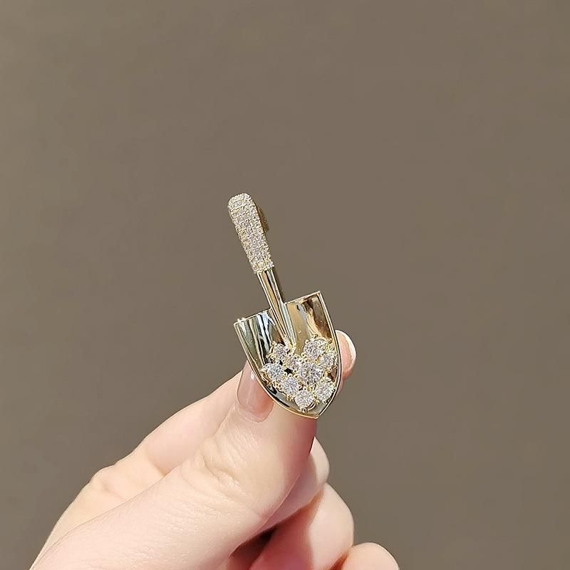 New Design Sense Niche Gold Shovel Shining Anti-light Brooch Women's High-end Exquisite Accessories Pin Corsage_voghion.com