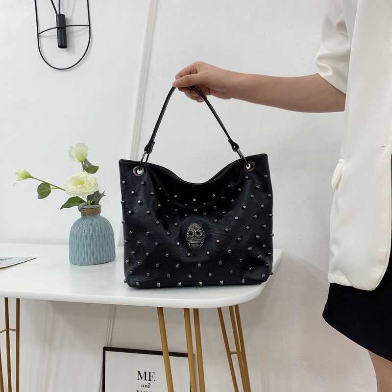 Borsa a tracolla con secchiello gotico - Borsa a tracolla con teschio borchiato di grande capacità per donna (borsa tote alla moda per tutti i giorni, spaziosa e regolabile, in stile punk)_voghion.com