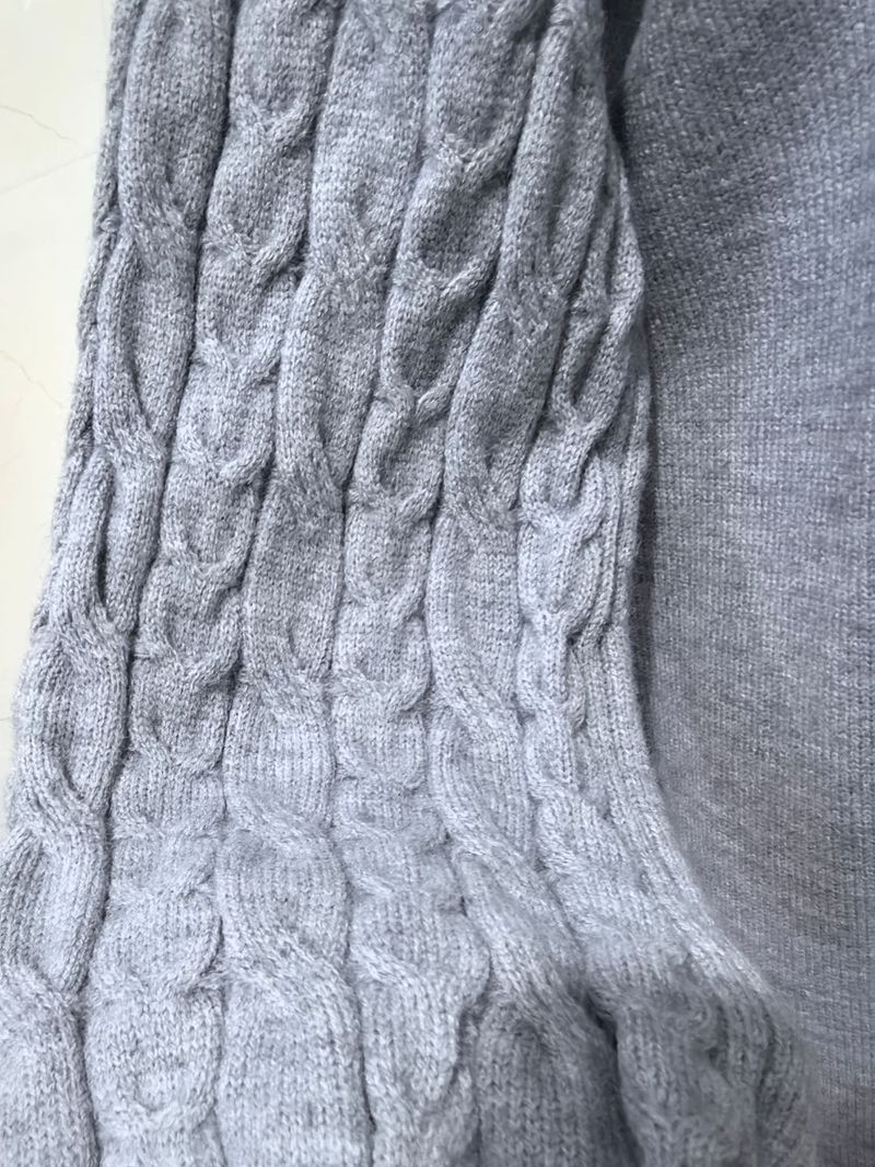 Oversize-Pulloverkleid aus grobem Strick – Halbrollkragenkleid mit Schulterdetail und langen Ärmeln_voghion.com