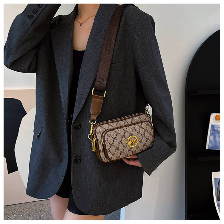 Vintage-Schultertasche für Damen mit bedrucktem Buchstaben und verstellbarem Riemen, Designer-Taillentaschen aus weichem Leder_voghion.com