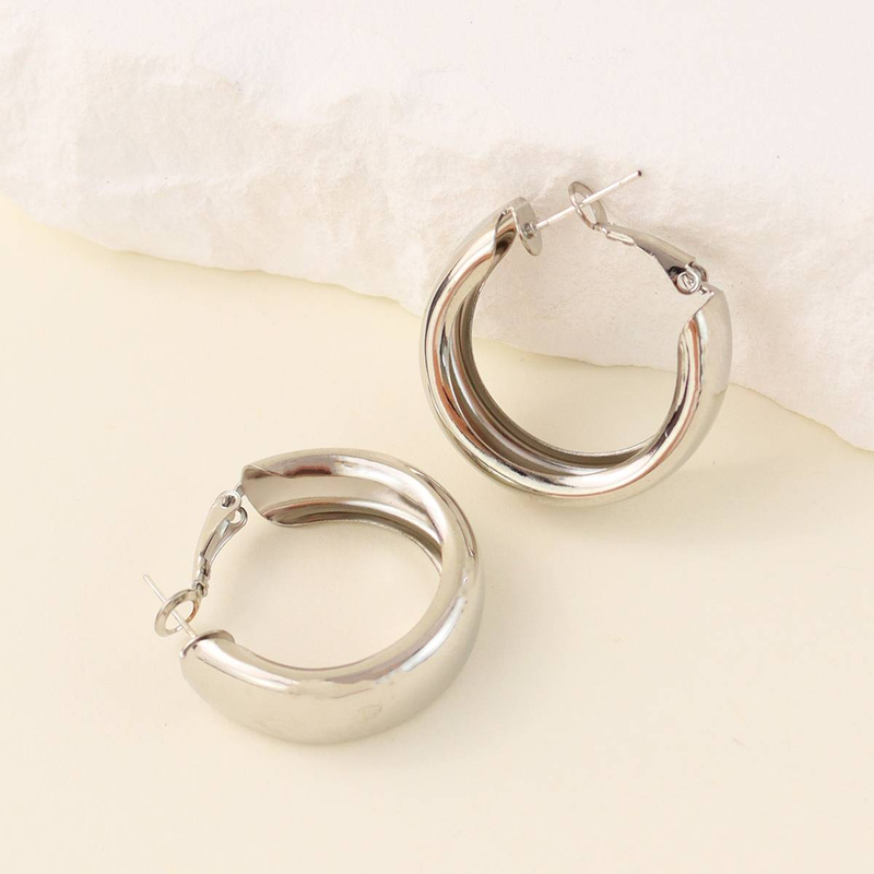 A pair of European and American cool exaggerated metal wide edge lap earrings_voghion.com