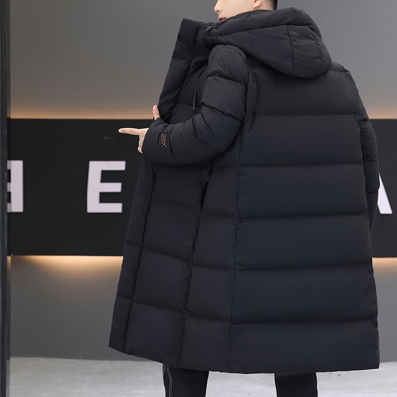 Herrenbekleidung: Luxuriöse mittellange Daunenjacke mit Kapuze von Black Diamond – Hochwertige weiße Gänsefedern, ultrawarm und stylisch für Männer und Frauen_voghion.com