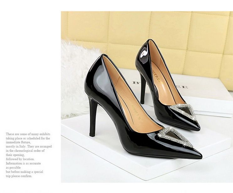 6122-3K36 Scarpe con tacco a spillo in pelle verniciata lucida, punta bassa e affusolata, con strass scintillanti e tacco alto_voghion.com
