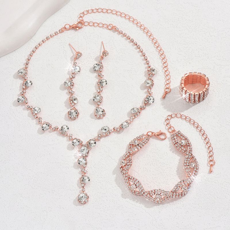 Set di gioielli da donna con diamanti lucidi intarsiati, collana, orecchini, bracciale e anello_voghion.com
