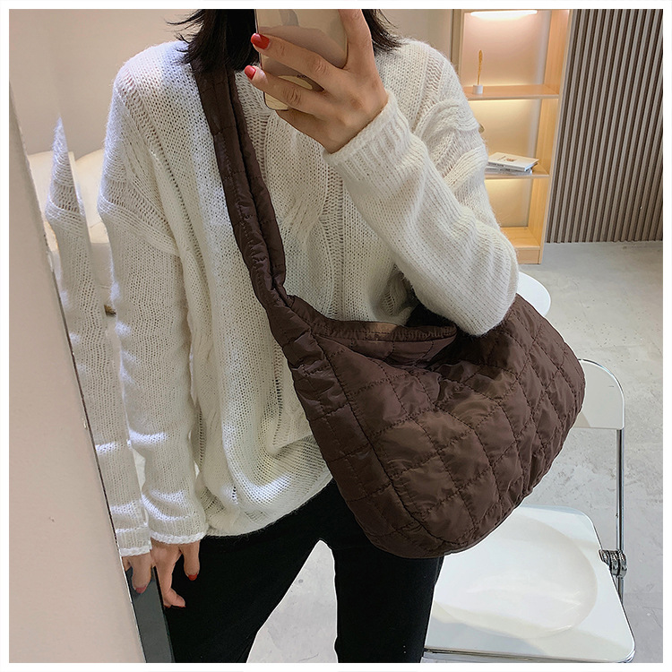 2023 Nuovo Best-seller Leggero Casual All-match Borsa da donna Urbano Semplice Moda Trendy Down Bag Messenger Gnocco Tote Bag_voghion.com