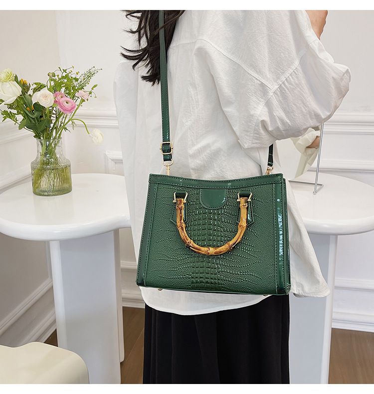 2024 New Tote Bag Women's Bag Foreign Trade Leisure Large Capacity Crocodile Pattern Bag Women's Bamboo Handbag_voghion.com