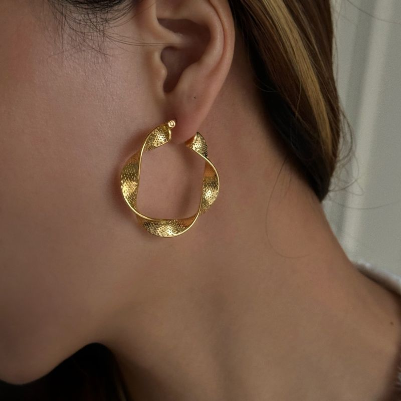 Orecchini grandi in acciaio al titanio galvanizzato con motivo retrò in rilievo_voghion.com