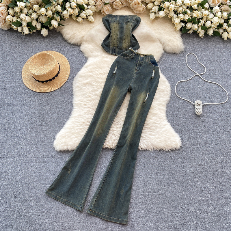 Traje de mujer con top ajustado y pantalones largos ligeramente acampanados con bordes rotos._voghion.com