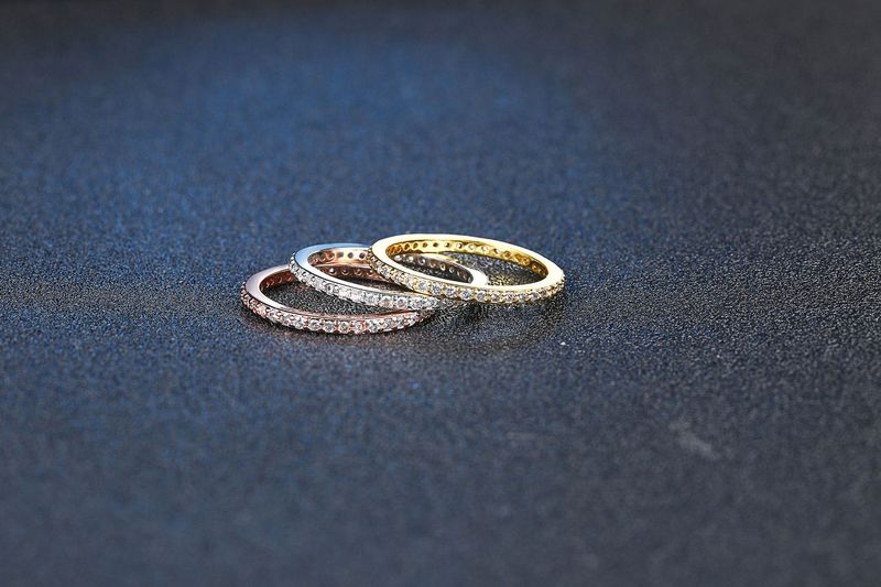 Elegante set di tre anelli con zirconi cubici, fedi nuziali impilabili placcate in oro 18 carati, gioielli geometrici raffinati per donna_voghion.com