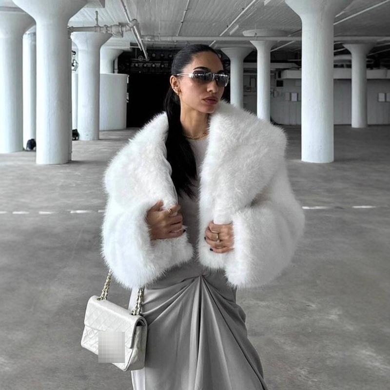 Trendiger Oversize-Kunstpelzmantel mit Revers für Damen – Flauschige, weiche, weiße Jacke im Fuchspelz-Stil mit Taschen, Streetstyle-Eleganz_voghion.com