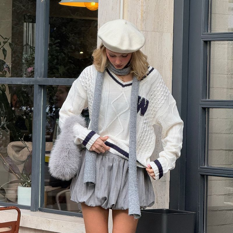 Damen Oversize-Pullover mit V-Ausschnitt – Grobstrickpullover mit Buchstaben-Patch und Zopfmuster, lässiges Oberteil aus Baumwollmischung_voghion.com