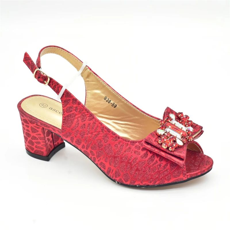 Dinnerparty mit Sandalen mit Schleife und Handtasche für jeden Tag_voghion.com