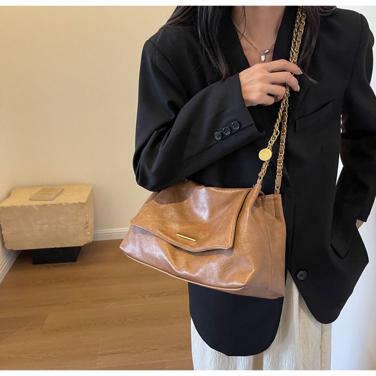 Modieuze en eenvoudige tas met grote capaciteit voor dames. Kettingtas onder de arm. Modieuze en veelzijdige schoudertas._voghion.com