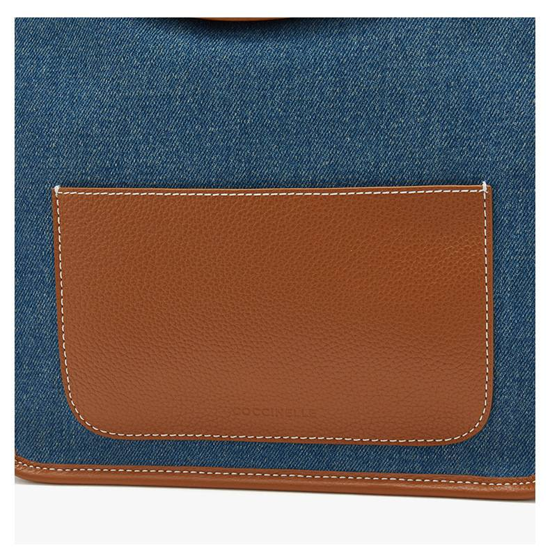 Bolsa de ombro tote jeans Vanessa Jeans da COCCINELLE, tecido azul com acabamento em couro marrom, estilosa e prática para o uso diário_voghion.com